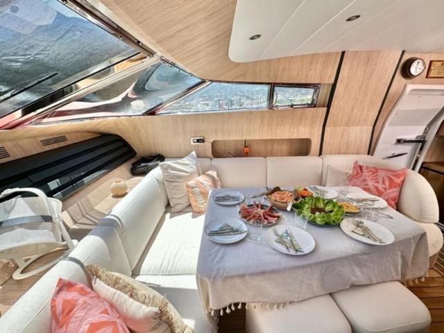 Motoryacht 21 Avec Equipage Hotel Барселона Екстериор снимка
