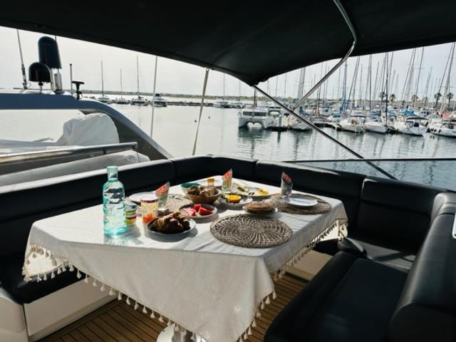 Motoryacht 21 Avec Equipage Hotel Барселона Екстериор снимка