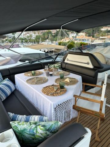 Motoryacht 21 Avec Equipage Hotel Барселона Екстериор снимка