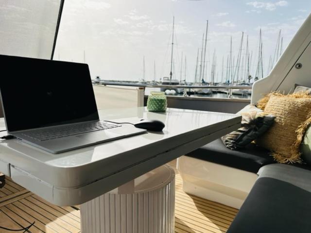 Motoryacht 21 Avec Equipage Hotel Барселона Екстериор снимка