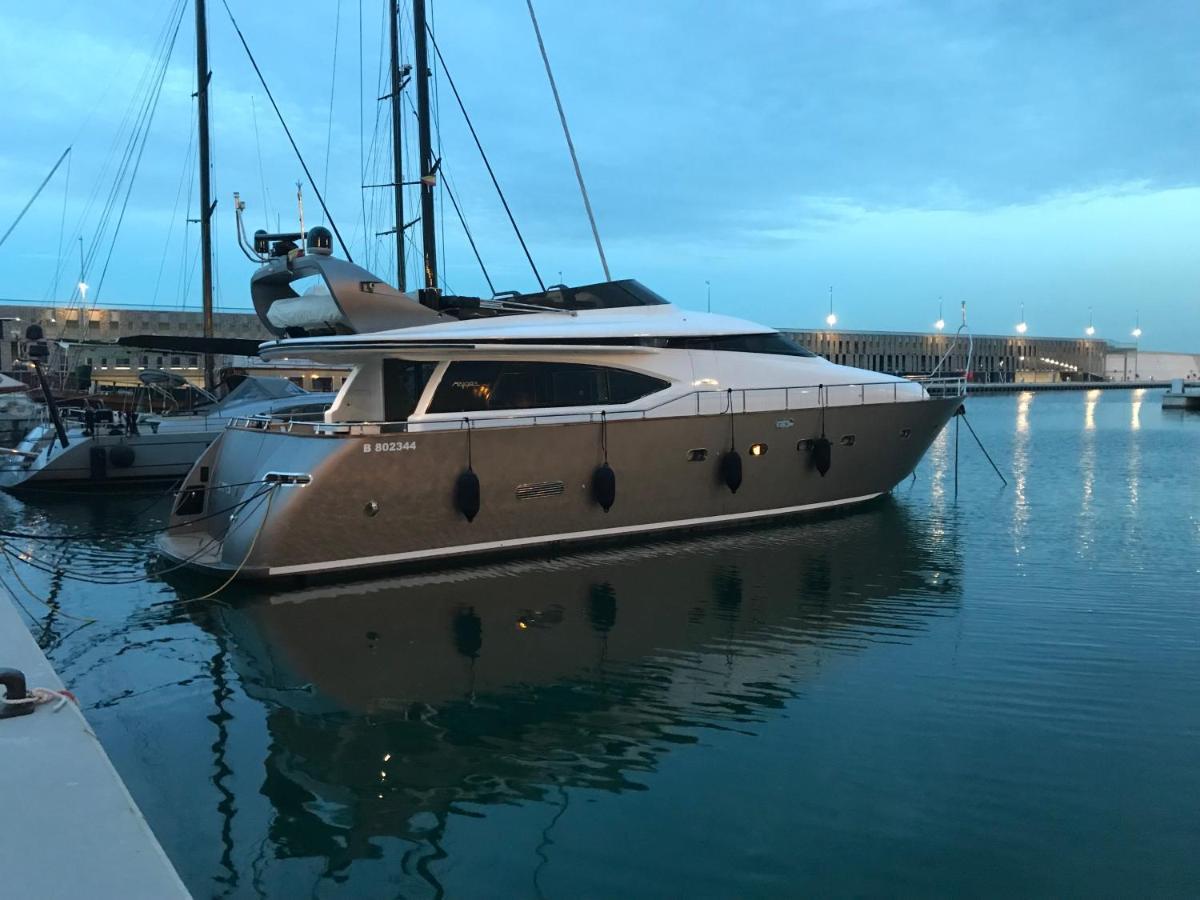Motoryacht 21 Avec Equipage Hotel Барселона Екстериор снимка