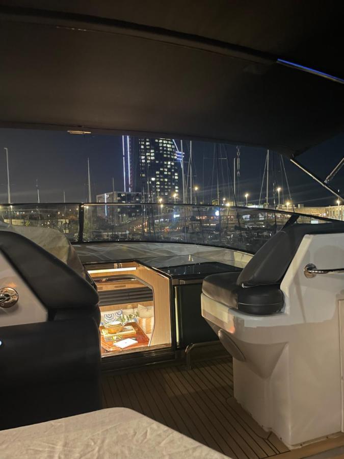 Motoryacht 21 Avec Equipage Hotel Барселона Екстериор снимка